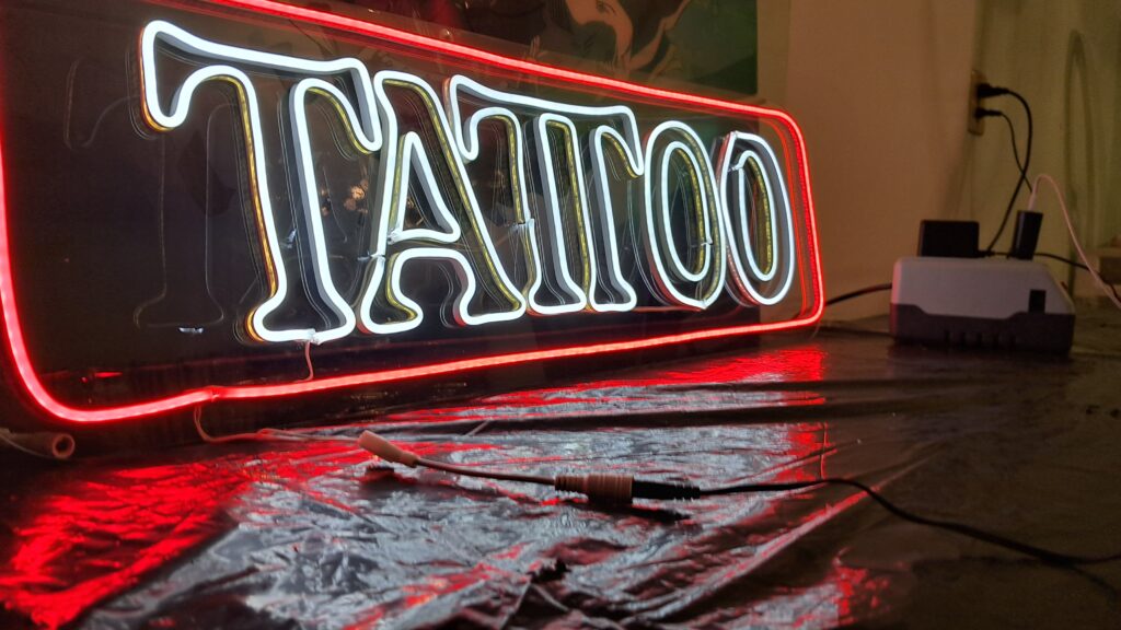 letrero neon de tatuajes