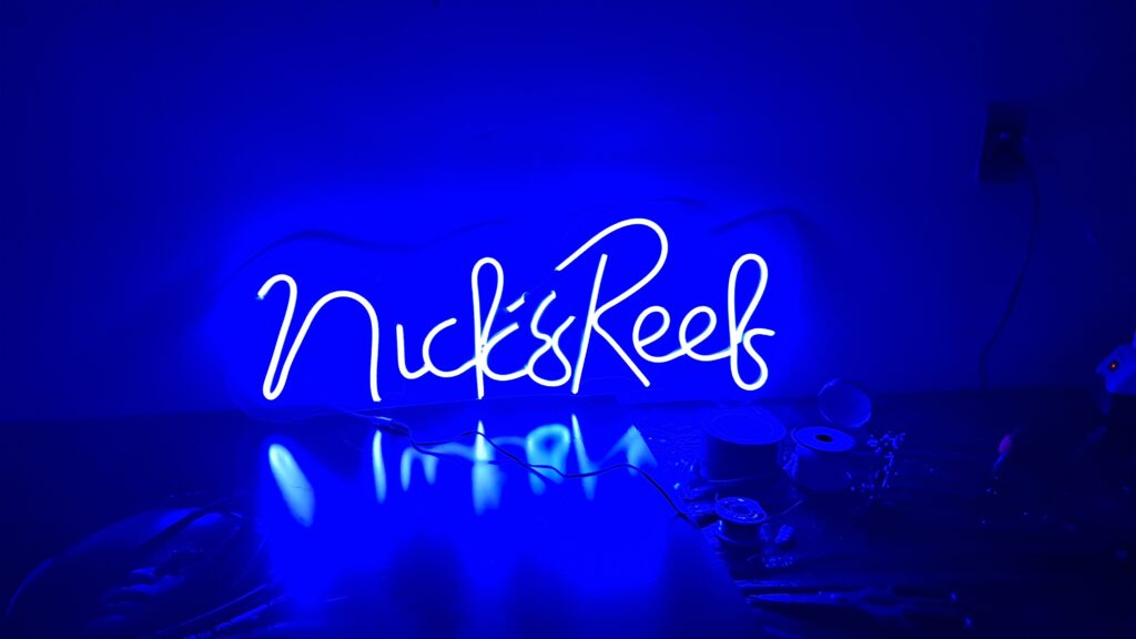 nick reels letrero neon