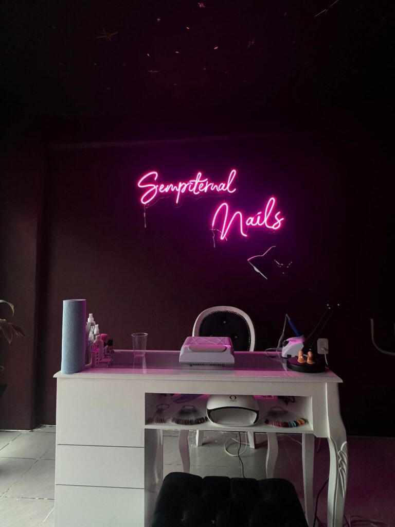 letrero neon sempiternal nails